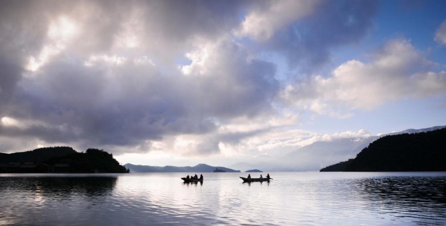 2010.10摄于泸沽湖－泛舟湖上是泸沽湖旅游的一部分.jpg_0.popup.jpg