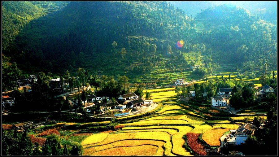 深秋中的山寨.jpg