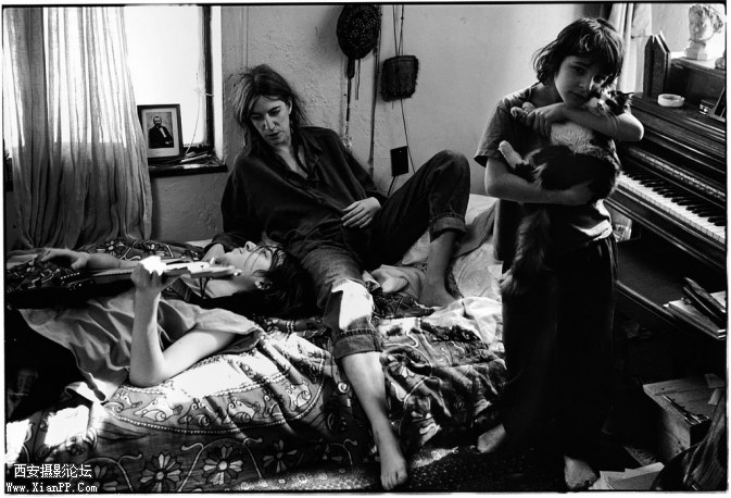 Patti-Smith-with-her-Children-Jackson-and-Jesse-St.-Clair-Shores-Michigan-1996-673x458.jpg