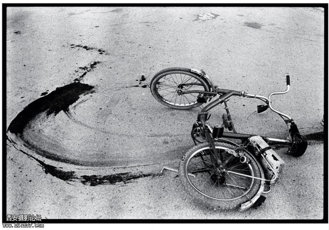 Fallen-bicycle-of-teenage-boy-just-killed-by-a-sniper-Sarajevo-1994-673x471.jpg