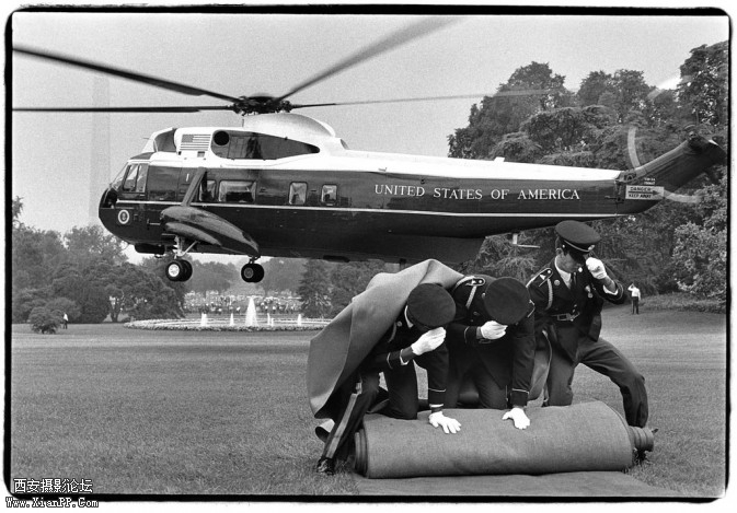 Richard-Nixon-leaving-the-White-House-Washington-D.C.-673x469.jpg