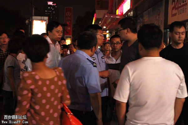 不到十分钟，警察陆续赶到.JPG