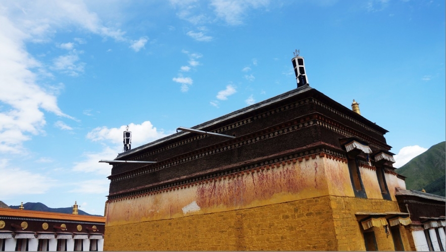 从建筑学来说它很一般，但是从颜色搭配来说很壮观.jpg