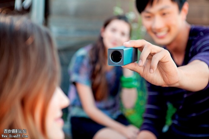 Lytro-Lifestyle-Electric-Blue_Photographer-673x448.jpg