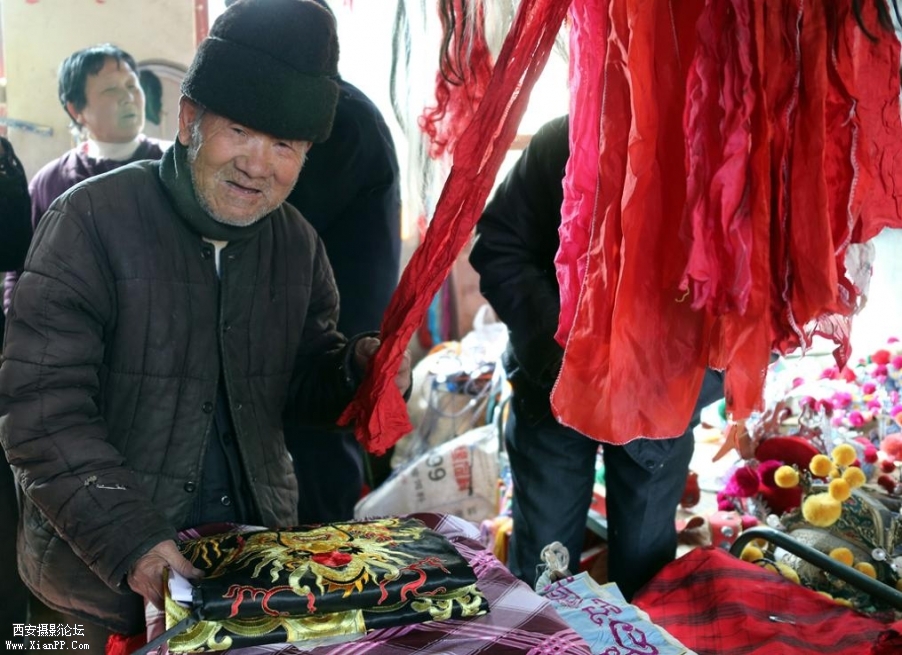 79岁的张红卓老人从年轻时就开始管戏箱衣服.jpg
