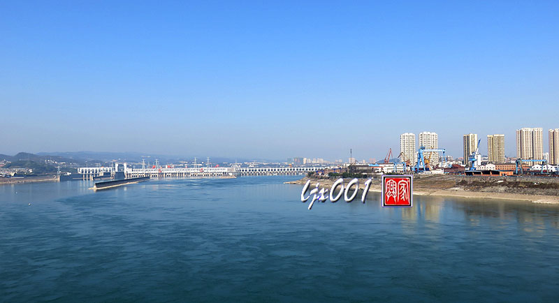 在庙嘴长江大桥桥面中部看葛洲坝01.jpg