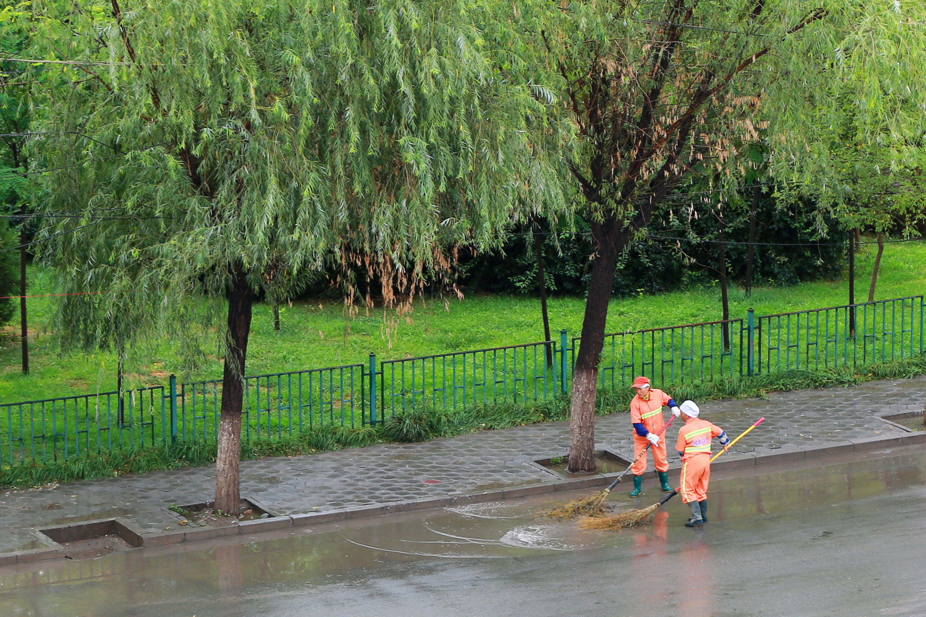 JPG_雨后最美环卫工.JPG