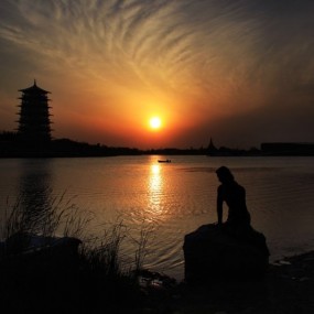 夕阳下长安塔