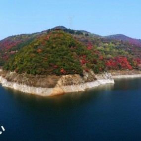 多彩山映水